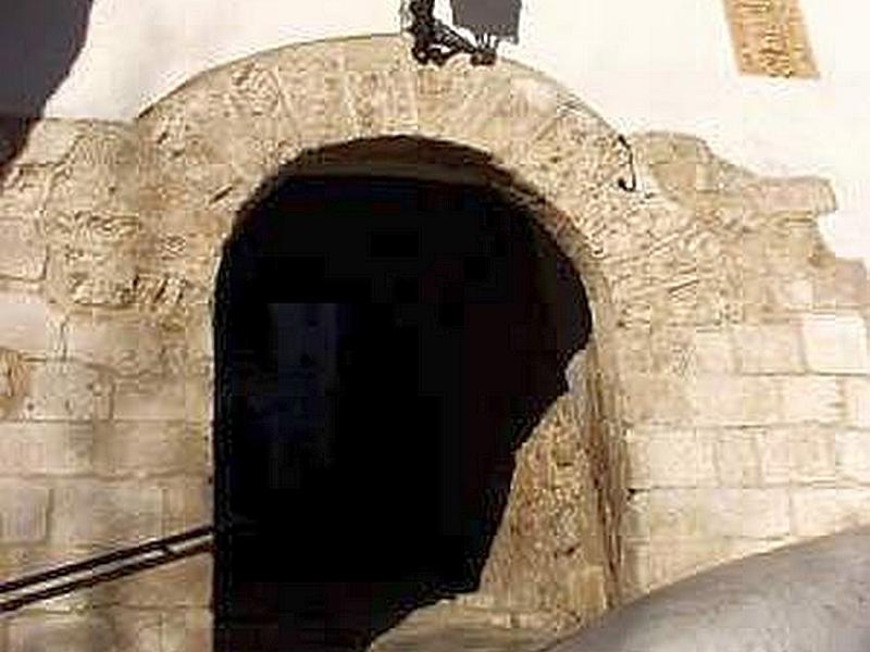 Puerta de acceso a la población de Guadalest