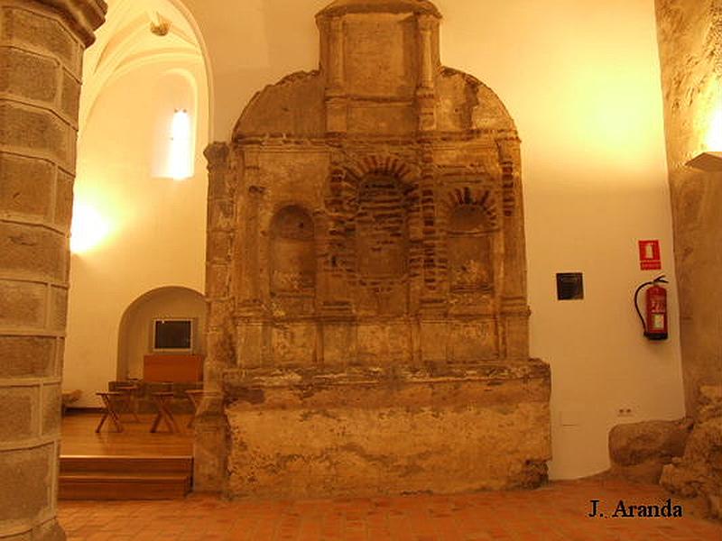 Iglesia fortificada de Santa María de la Encina