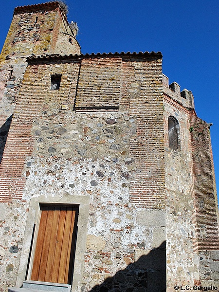 Iglesia fortificada de San Pedro Apóstol