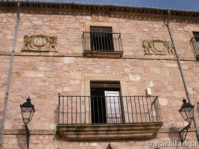 Casa fuerte de las Cadenas y torre del Alfiler