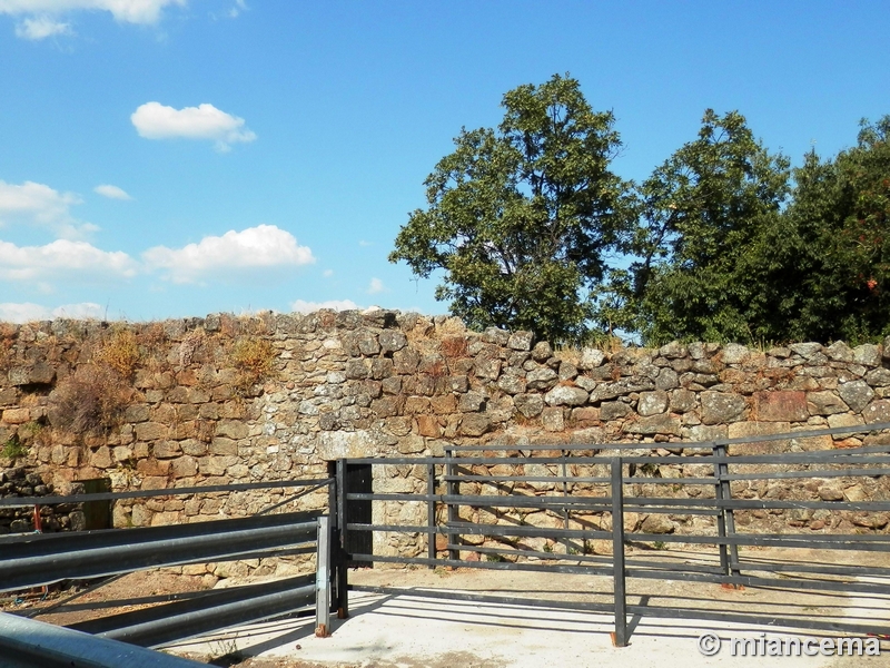 Muralla urbana de Santibáñez el Alto