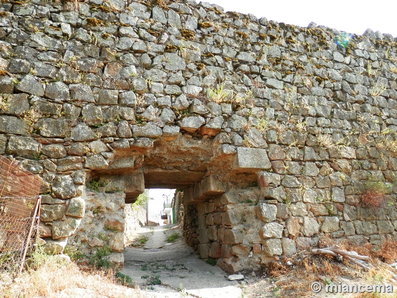 Muralla urbana de Santibáñez el Alto