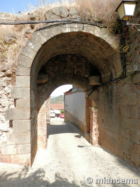 Muralla urbana de Santibáñez el Alto