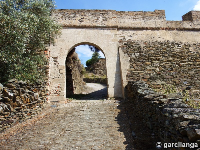 Muralla abaluartada de Alcántara