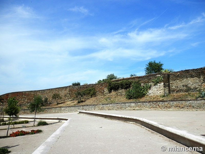 Muralla abaluartada de Alcántara