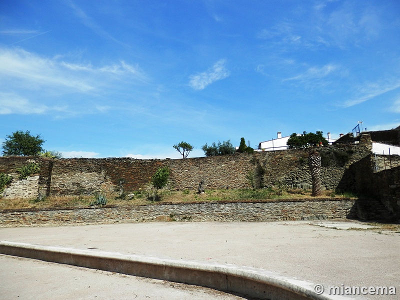 Muralla abaluartada de Alcántara