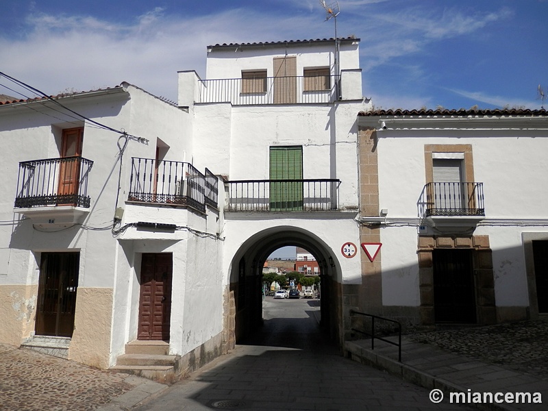 Muralla abaluartada de Alcántara