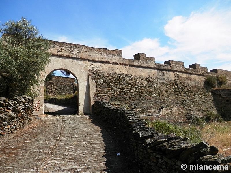 Muralla abaluartada de Alcántara