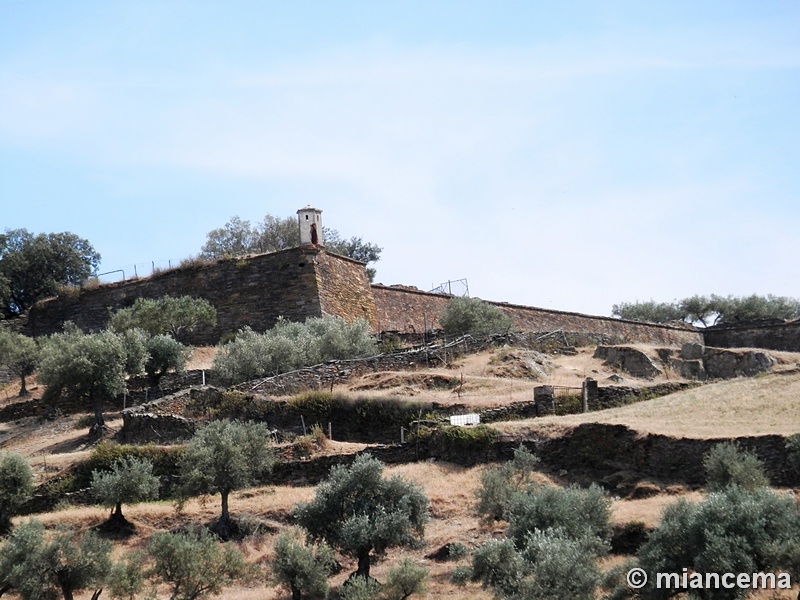 Muralla abaluartada de Alcántara