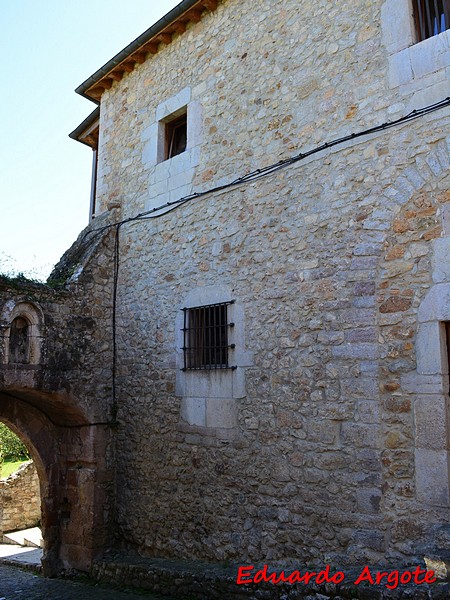 Muralla urbana de San Vicente de la Barquera