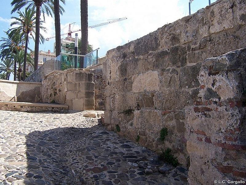 Muralla del Miradouro y puerta de Santa María