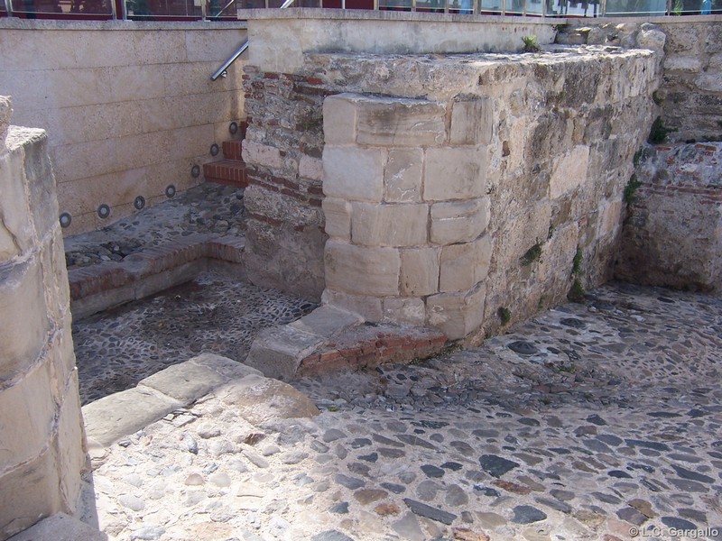 Muralla del Miradouro y puerta de Santa María