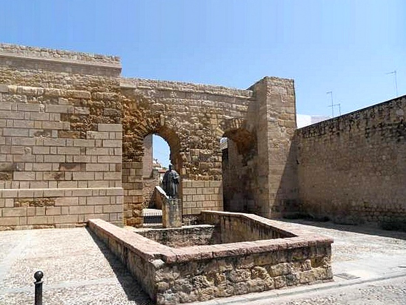 Muralla sur del Alcázar Viejo y Huerta del Alcázar