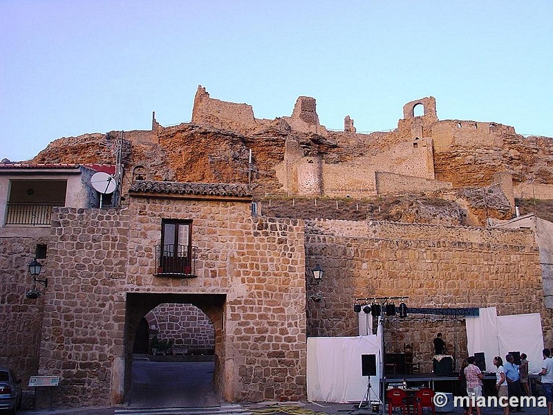 Puerta de la muralla de Zorita de los Canes