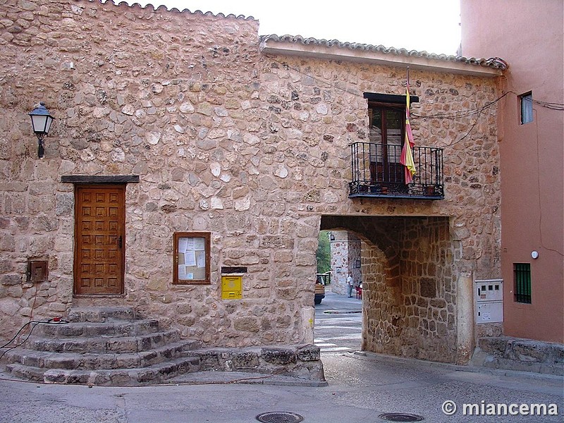 Puerta de la muralla de Zorita de los Canes