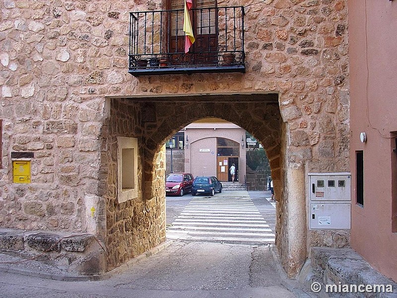 Puerta de la muralla de Zorita de los Canes