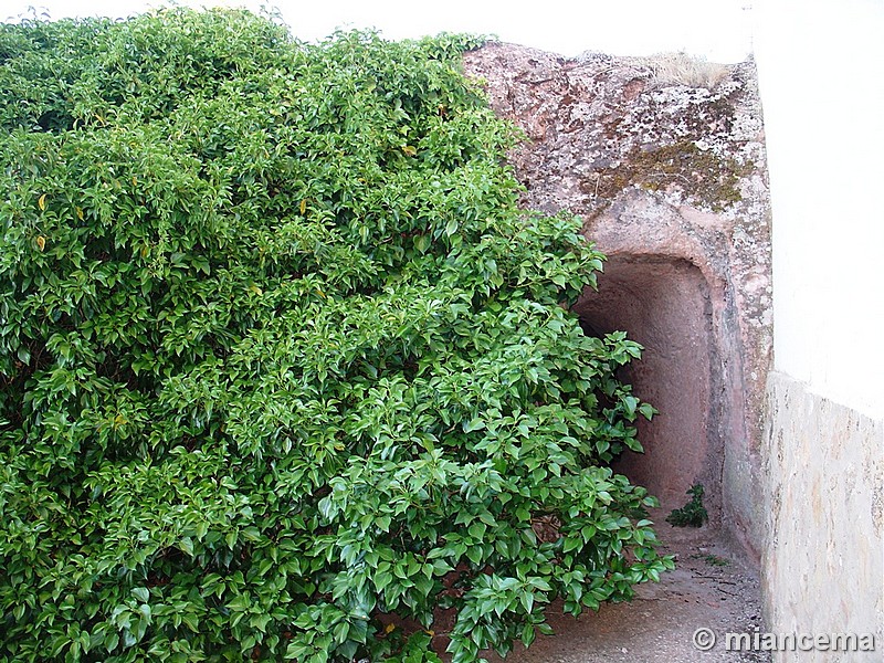 Cueva fortificada de Alcolea de las Peñas