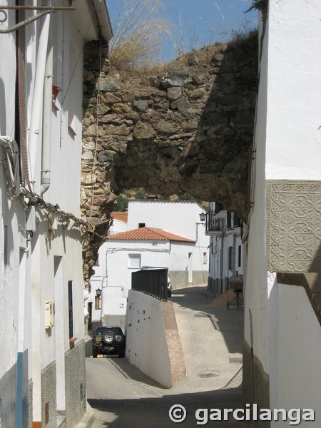 Muralla artillera de Aroche y torre de San Ginés