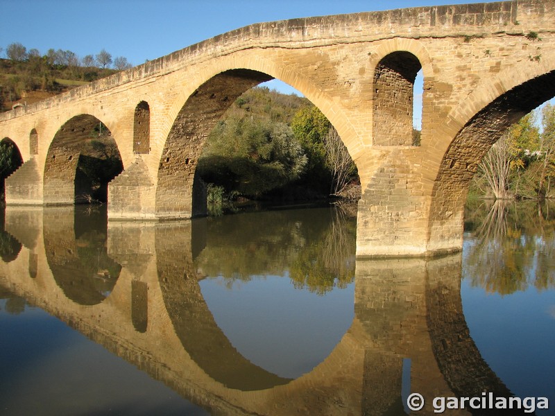 Puente fortificado sobre el río Arga