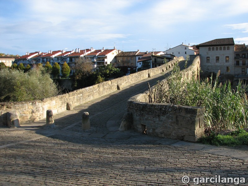 Puente fortificado sobre el río Arga