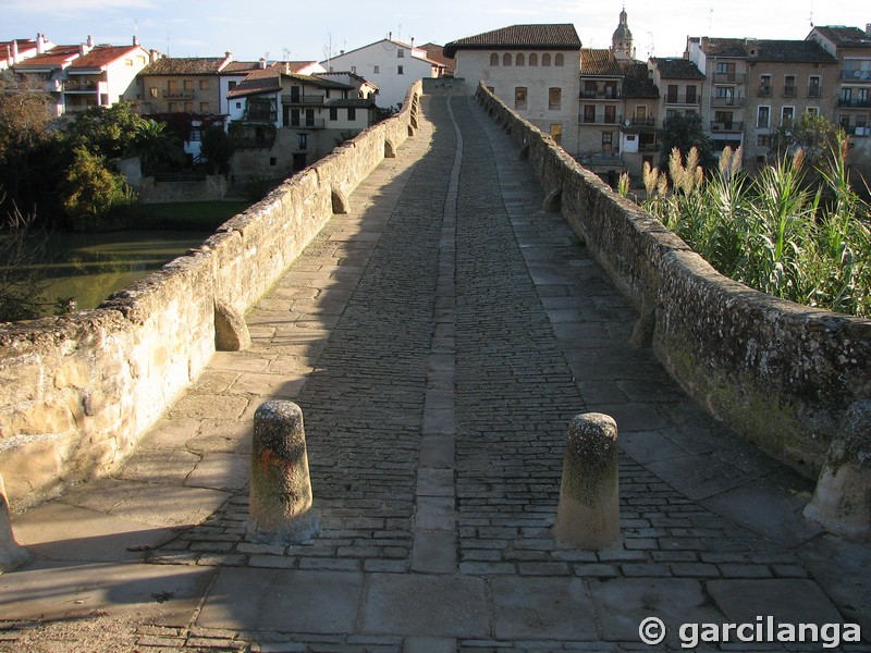 Puente fortificado sobre el río Arga