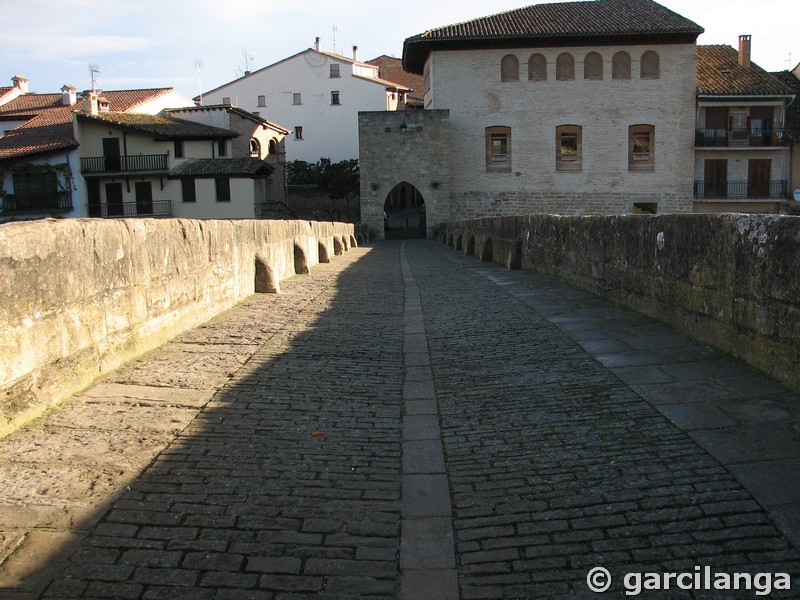 Puente fortificado sobre el río Arga