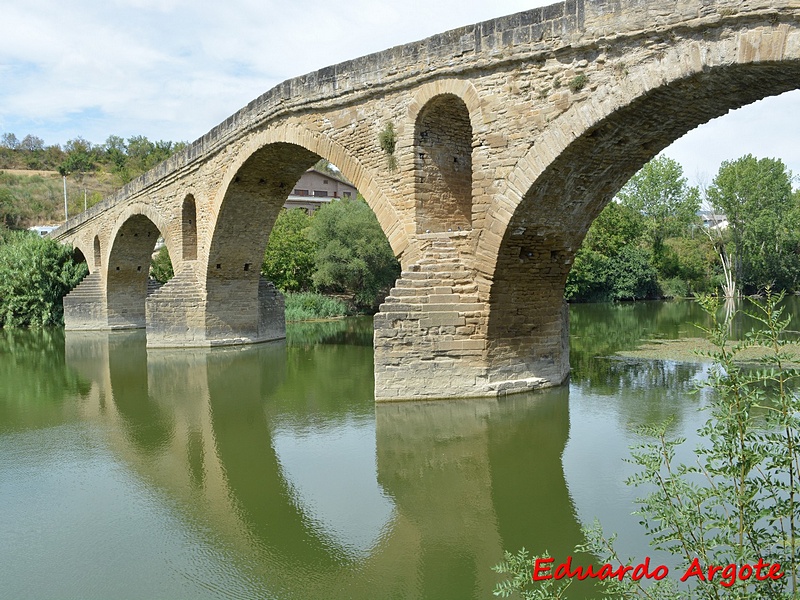 Puente fortificado sobre el río Arga