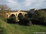 Puente fortificado sobre el río Arga