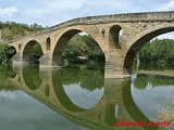 Puente fortificado sobre el río Arga