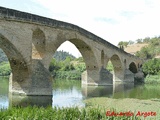 Puente fortificado sobre el río Arga