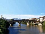 Puente fortificado sobre el río Arga