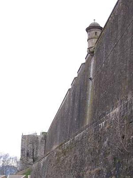 Muralla abaluartada de Pamplona