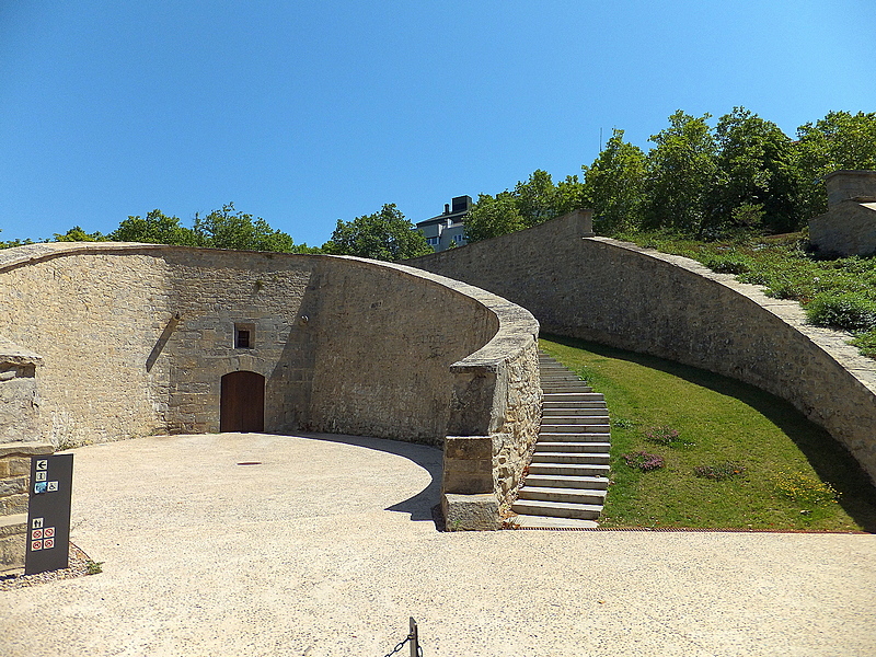 Muralla abaluartada de Pamplona