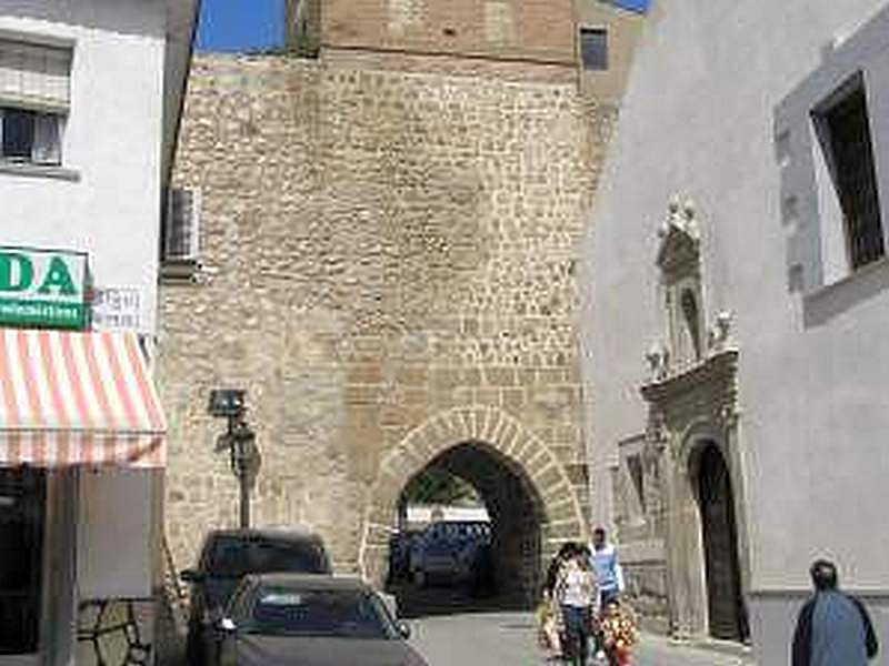 Torre y puerta de San Miguel