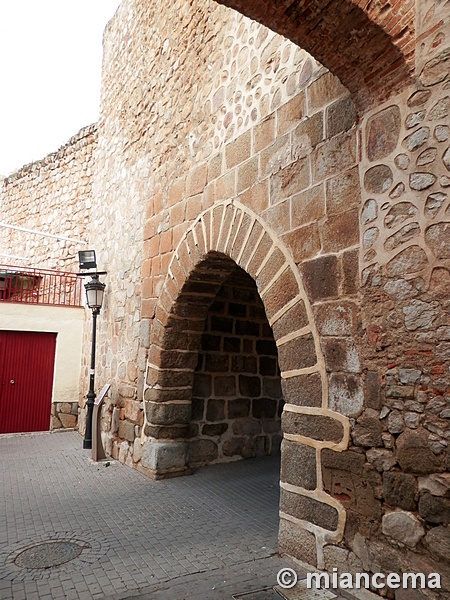 Torre y puerta de San Miguel