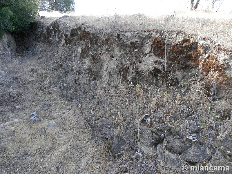 Recinto murado del Cerro de la Mesa