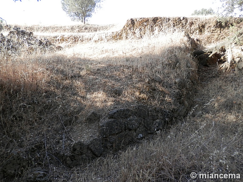 Recinto murado del Cerro de la Mesa