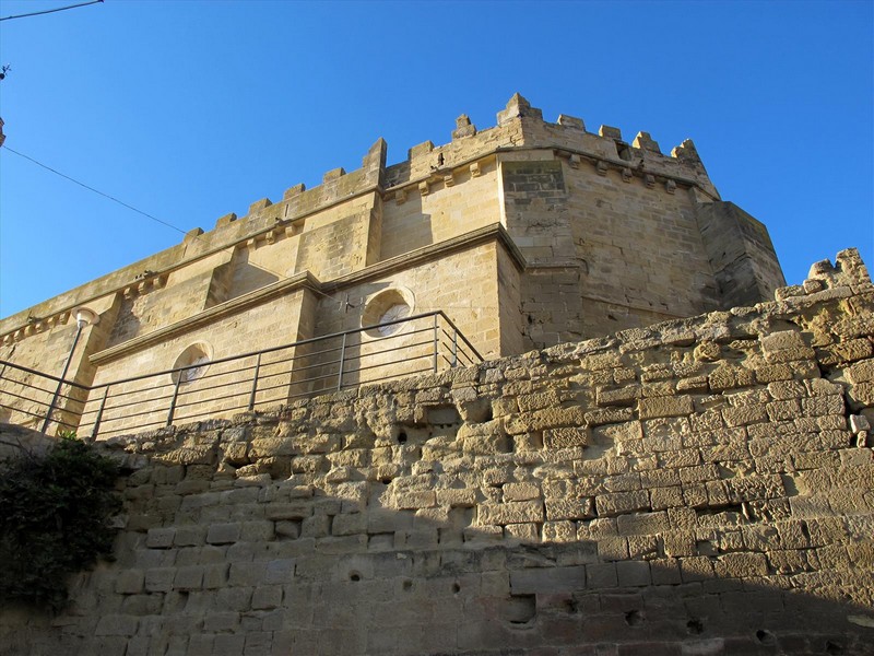 Iglesia fortificada de Santa María de la Corona